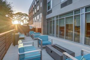 eine Sitzgruppe auf einer Terrasse neben einem Gebäude in der Unterkunft Holiday Inn Express - Fort Walton Beach Central, an IHG Hotel in Fort Walton Beach