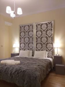 a bedroom with a large bed with two lamps at Martin Gamero Apartments in Toledo