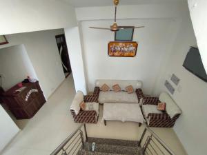 an overhead view of a living room with a couch at ARJUN GUEST HOUSE in Pathānkot
