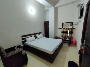 Кровать или кровати в номере ARJUN GUEST HOUSE