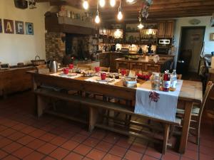 - une cuisine avec une grande table en bois dans l'établissement Chambres D'hotes De La Mure, à Saint-Rambert-sur-Loire