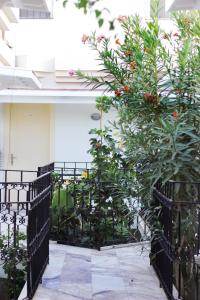 A garden outside AÇELYA OTEL