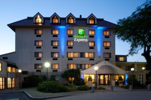 un hotel con un letrero iluminado delante de él en Holiday Inn Express Boston-Waltham, an IHG Hotel en Waltham