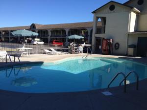 a large swimming pool in front of a building at Conner Hill Motor Lodge in Pigeon Forge