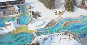 Bassein majutusasutuses Johannesbad Hotel Phönix või selle lähedal