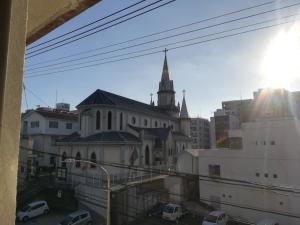 una iglesia con campanario en una ciudad en Credo Sasebo, en Sasebo