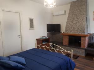 Televízia a/alebo spoločenská miestnosť v ubytovaní Villa Miriade B&b
