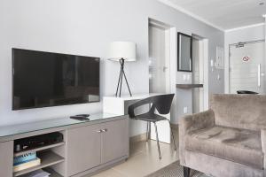 Μια τηλεόραση ή/και κέντρο ψυχαγωγίας στο The Residency Hurlingham