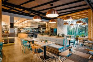 Un restaurante con mesas y sillas y una cocina. en Premium Camping Homes Santa Marina, Lanterna, en Poreč