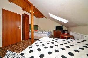 Ein Schlafzimmer mit einem großen Bett und ein Zimmer mit in der Unterkunft Jaworowa Chata in Wisła