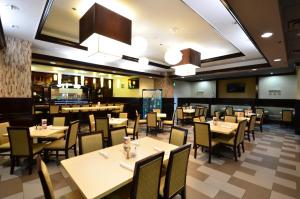 Reštaurácia alebo iné gastronomické zariadenie v ubytovaní Holiday Inn Orlando East-UCF Area, an IHG Hotel