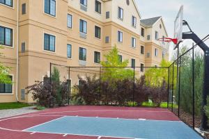 um campo de basquetebol em frente a um edifício com um cesto de basquetebol em Staybridge Suites Missoula, an IHG Hotel em Missoula