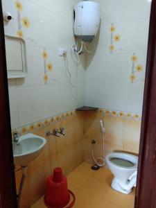 een kleine badkamer met een toilet en een wastafel bij Sri Krishna residency in Ooty