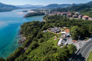 una vista aérea de un complejo a orillas de un lago en Bungalows Portuondo parking gratuito, en Mundaka