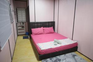 Katil atau katil-katil dalam bilik di Padang Besar Red Cabin Homestay