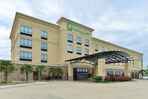 Un cartel de hotel en el frente de un edificio en Holiday Inn Montgomery South Airport by IHG, en Hope Hull