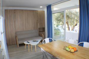 a living room with a table and a couch at Agi Rescator Apartments in Roses