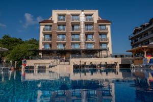 un edificio con una piscina de agua delante en Veramar Hotel - All Inclusive & Free Beach, en Kranevo