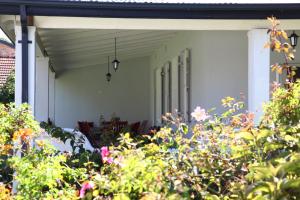 un porche de una casa con flores y plantas en Verandah House, en Hermanus 1 foto más