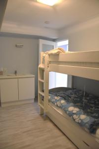 een kleine kamer met stapelbedden en een keuken bij Thalassa 15 in Zeebrugge