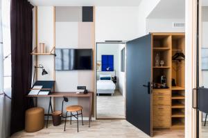 TV a/nebo společenská místnost v ubytování Le Grand Quartier