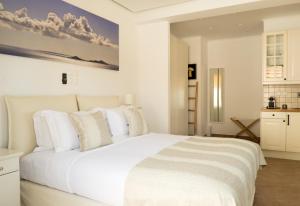 Postel nebo postele na pokoji v ubytování The Infinity 180 Luxury Suites