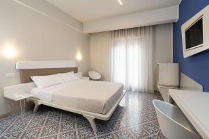 Postel nebo postele na pokoji v ubytování Saracen Sands Hotel & Congress Centre - Palermo