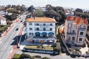 una vista aérea de un edificio blanco con techo rojo en Hotel Belle Vue Royan en Royan