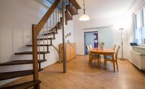 une cuisine et une salle à manger avec un escalier et une table dans l'établissement Ferienwohnungen Schmid, à Ratisbonne