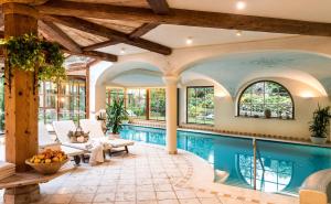 アッピアーノ・スッラ・ストラーダ・デル・ヴィーノにあるHotel Spitalerのスイミングプール付きの家の屋内プールvisorvisorvisor
