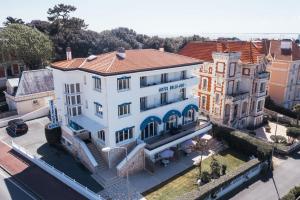 vista sul soffitto di un edificio bianco con torretta di Hotel Belle Vue Royan a Royan