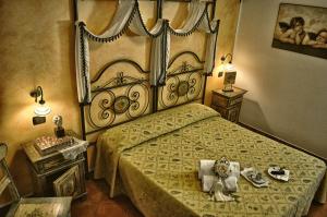 Hotel Victoria في تاورمينا: غرفة نوم بسرير كبير في غرفة