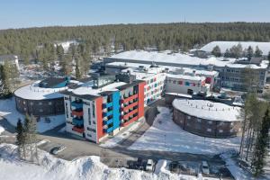 een luchtzicht op een gebouw in de sneeuw bij Santasport Resort in Rovaniemi