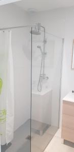 eine Dusche mit Glastür im Badezimmer in der Unterkunft Les TERRASSES de BELLA VISTA(b) Belle maison bord de mer in Saint-Vincent-sur-Jard + 14 Fotos