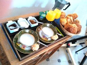 una mesa con platos de comida y bebidas. en Chambres d'hôtes La Bourbelle, en Neufmoutiers-en-Brie