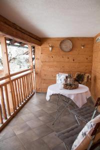 een kamer met een tafel in de hoek van een kamer bij Ferienwohnung Landhaus Martin in Sonthofen