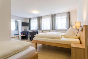 una habitación de hotel con 2 camas en una habitación en Landgasthof Bauerngirgl, en Bayerisch Gmain