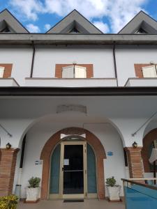 um edifício com um arco e uma porta em Hotel Rio Rè em San Marino