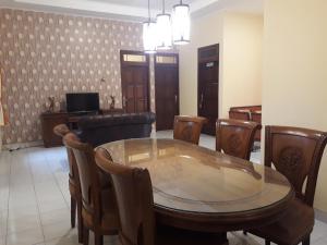 - une salle à manger avec une table et des chaises dans l'établissement Ma Maison Guest House, à Yogyakarta