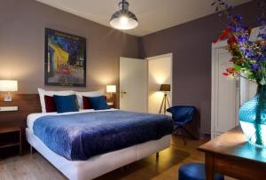 Voodi või voodid majutusasutuse Haarlem Hotel Suites toas
