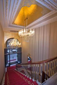 Meserret Palace Hotel - Special Category في إسطنبول: درج في مبنى فيه ثريا