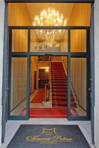 Zimmer mit einem Kronleuchter und einer Treppe durch ein Fenster in der Unterkunft Meserret Palace Hotel - Special Category in Istanbul