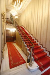 klatka schodowa w budynku z czerwonym dywanem w obiekcie Meserret Palace Hotel - Special Category w Stambule