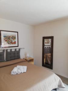 ein Schlafzimmer mit einem Bett mit zwei Handtüchern darauf in der Unterkunft Villa Antonella in Palermo