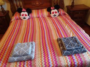 dos osos panda de peluche están acostados en una cama en Casa Vacanze Germano, en Aosta