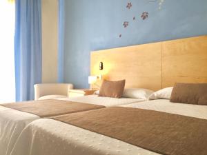 Postel nebo postele na pokoji v ubytování Hotel Restaurant Llansola