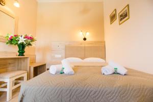 Postel nebo postele na pokoji v ubytování Mastorakis Hotel and Studios