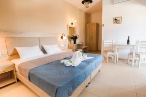 Postel nebo postele na pokoji v ubytování Mastorakis Hotel and Studios