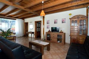sala de estar con sofá y TV en Villa Nelida peace lovers Vegueta By PVL, en La Vegueta