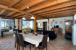 comedor con mesa y sillas en Villa Nelida peace lovers Vegueta By PVL, en La Vegueta